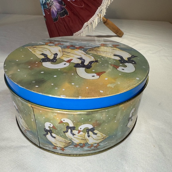 Iconic Vintage 1980s Winter Geese Collectable Round Tin | Cottagecore Farmhouse - Picture 8 of 12